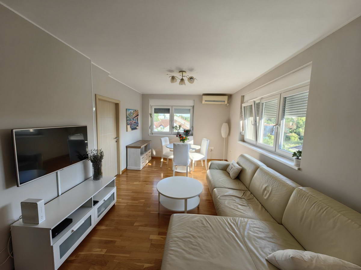 Trosoban stan za izdavanje na Lesnini I_124