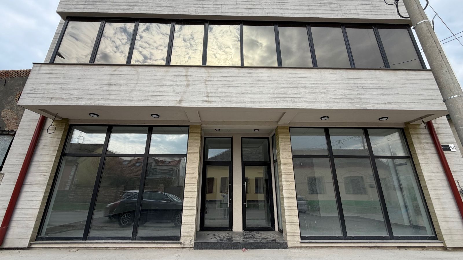 Lokal za izdavanje u centru grada i_134.02