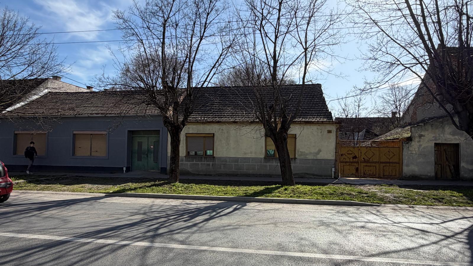 Kuća za rušenje u centru grada p_221